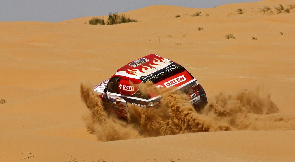 Silk Way Rally: lider zakopał się w wydmach