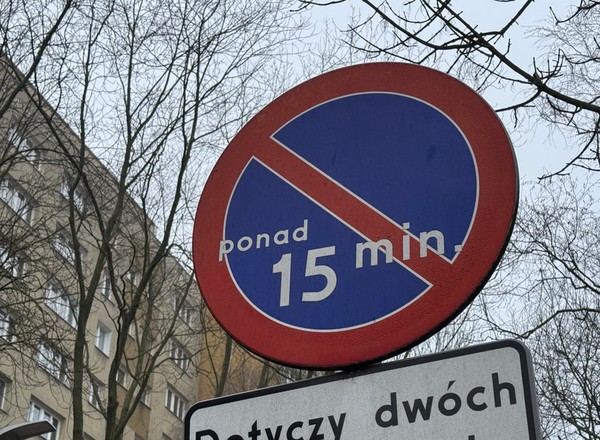 Za znakiem B-35 z minutami czas liczy się inaczej. Policjant poczeka dłużej