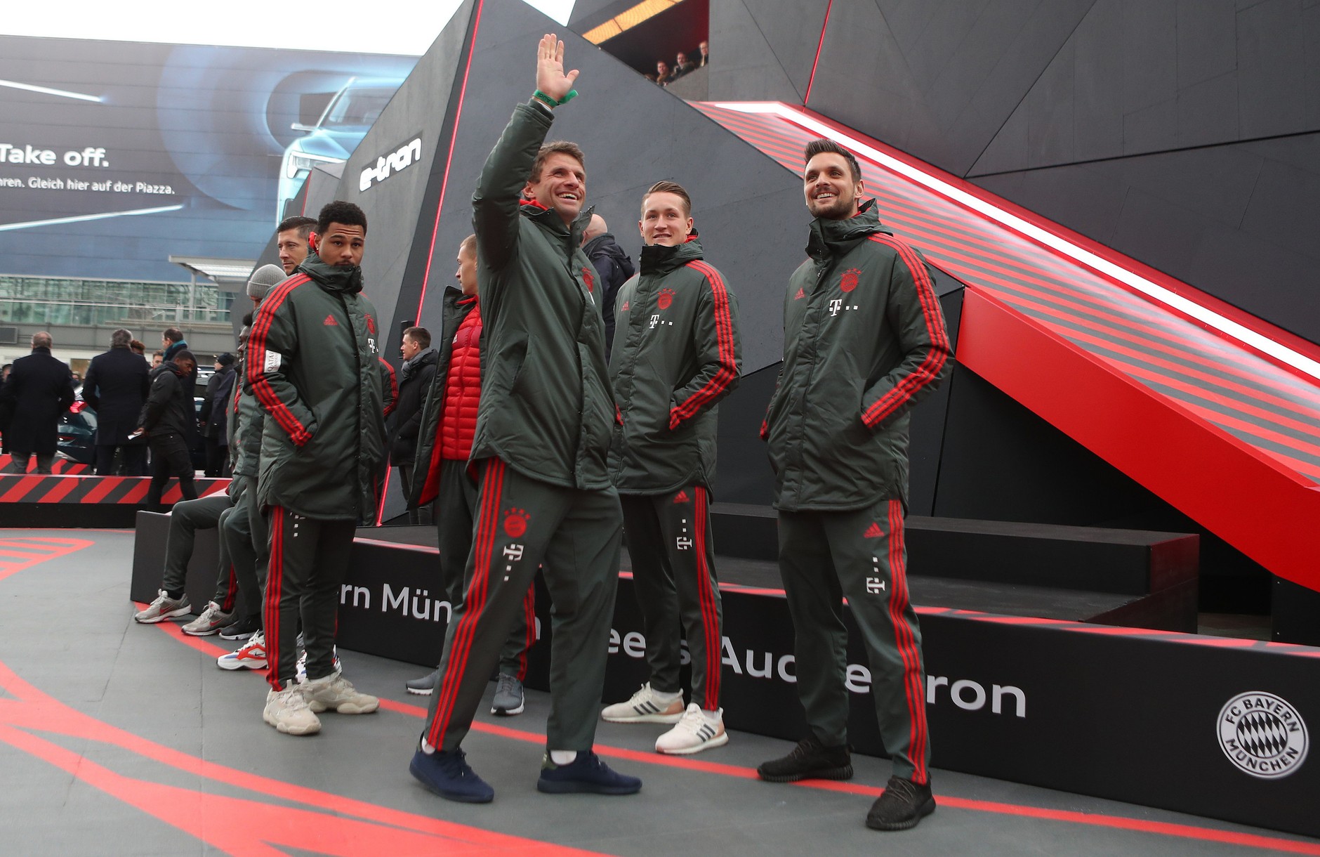 Piłkarze Bayernu Monachium podczas testów Audi e-tron