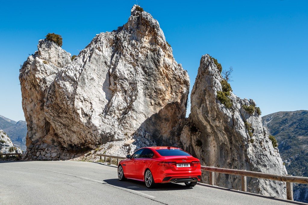 Jaguar XE P250