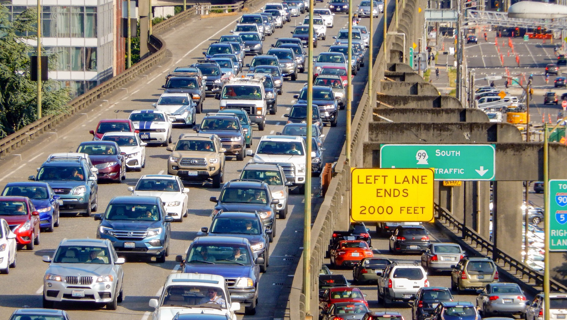 Amerykańskie autostrady są nie tylko zatłoczone. Także tam władze muszą walczyć z uporczywą jazdą lewym pasem