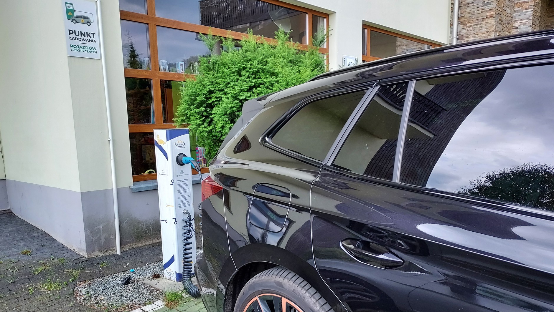W hotelu, w którym nocowaliśmy, był punkt ładowania samochodów elektrycznych. Ale w całym Karpaczu takich miejsc jest zaledwie kilka. Chcąc naładować baterię naszego Enyaqa zapłacilibyśmy 30 zł niezależnie od tego, ile prądu musielibyśmy dostarczyć do akumulatora