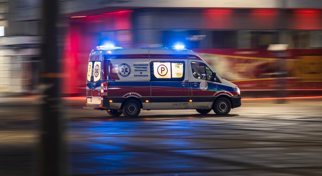 Trzeci sygnał. Kierowcy usłyszą w radiu ostrzeżenie o karetce, policji czy strażakach?