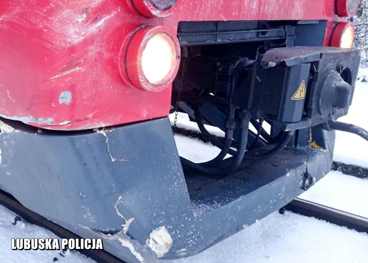 Policjanci ustalają okoliczności zderzenia samochodu z szynobusem