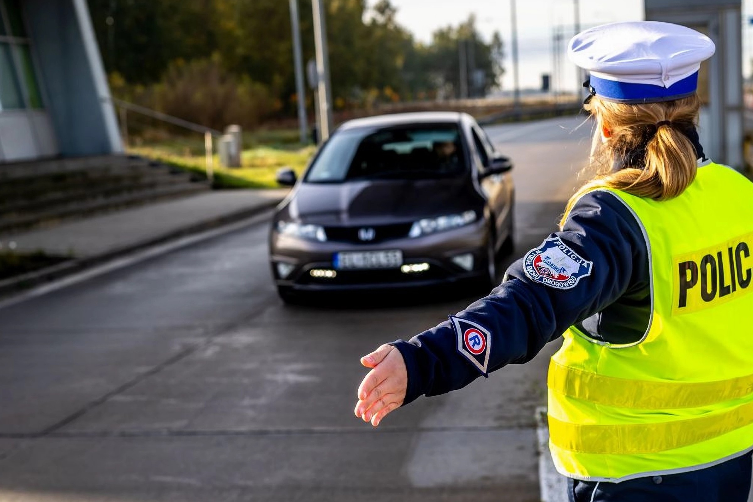Policja sprawdza kierowcom światła. Mandaty choćby do trzech tys. zł