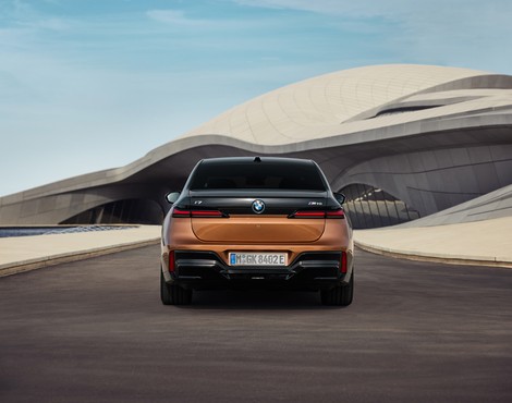 BMW i7 M70