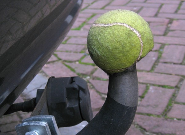 To dlatego tak wiele osób umieszcza piłki tenisowe na hakach holowniczych. Przydatna funkcja