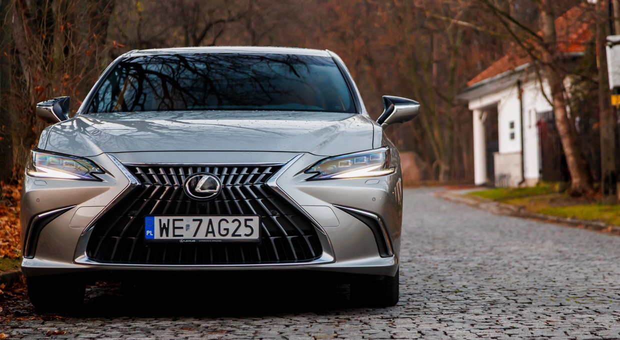 Ten Lexus kosztuje tyle, co Toyota. Jest luksusowy i oszczędny. Patrzymy czy warto