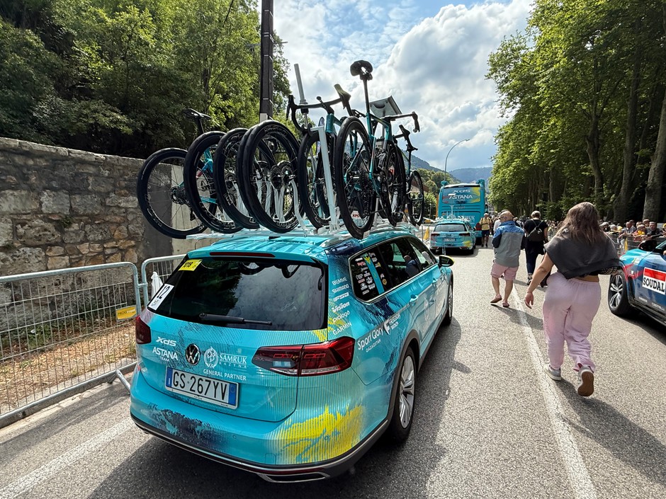 TdF – strefa zawodników i ich ekip przed startem