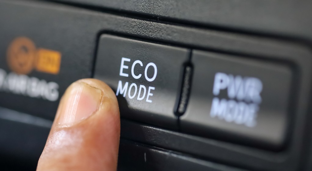 W samochodach znajdują się przyciski eco lub econ, zmieniające tryb jazdy