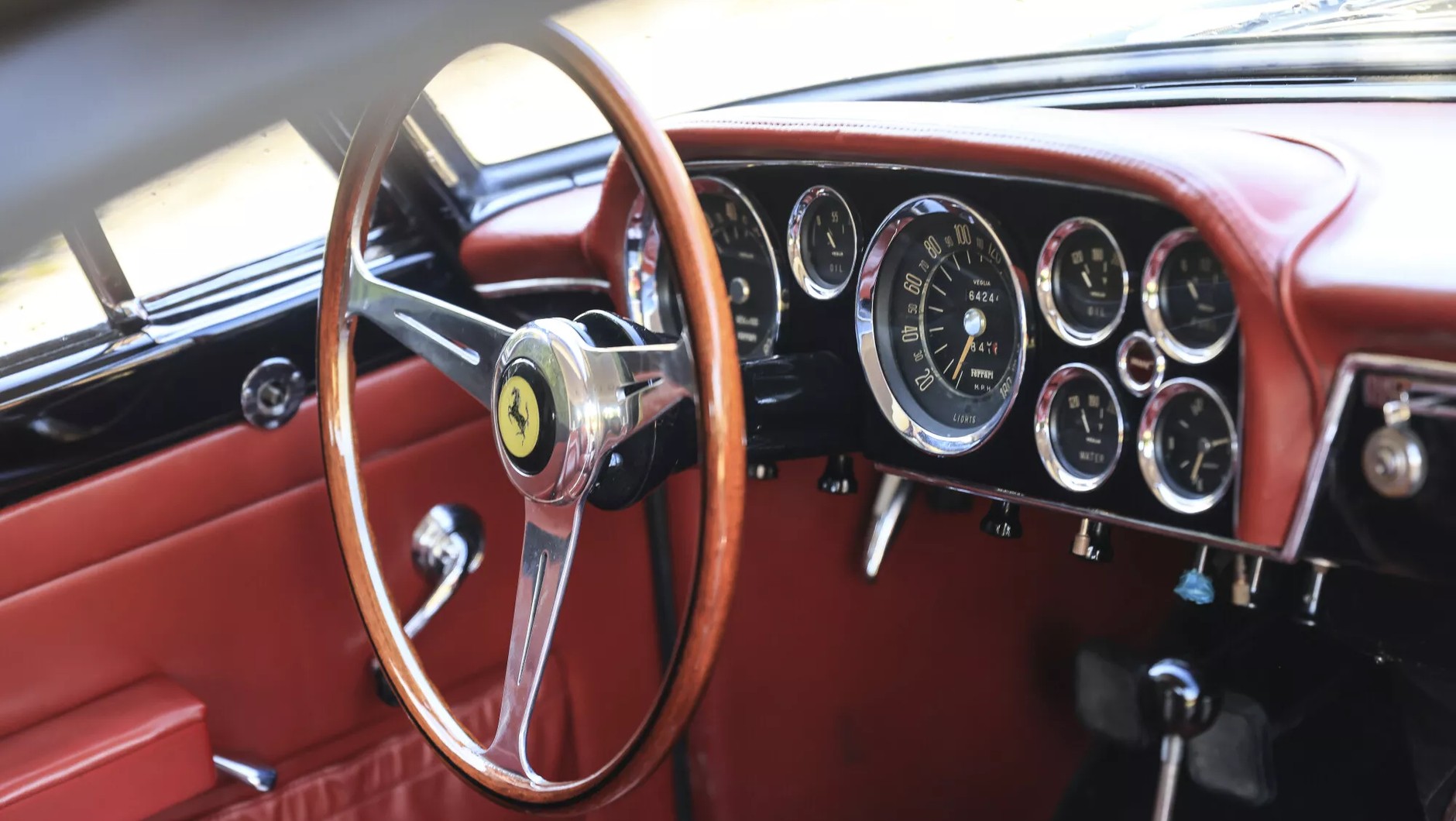 Angelina Jolie sprzedaje swoje Ferrari