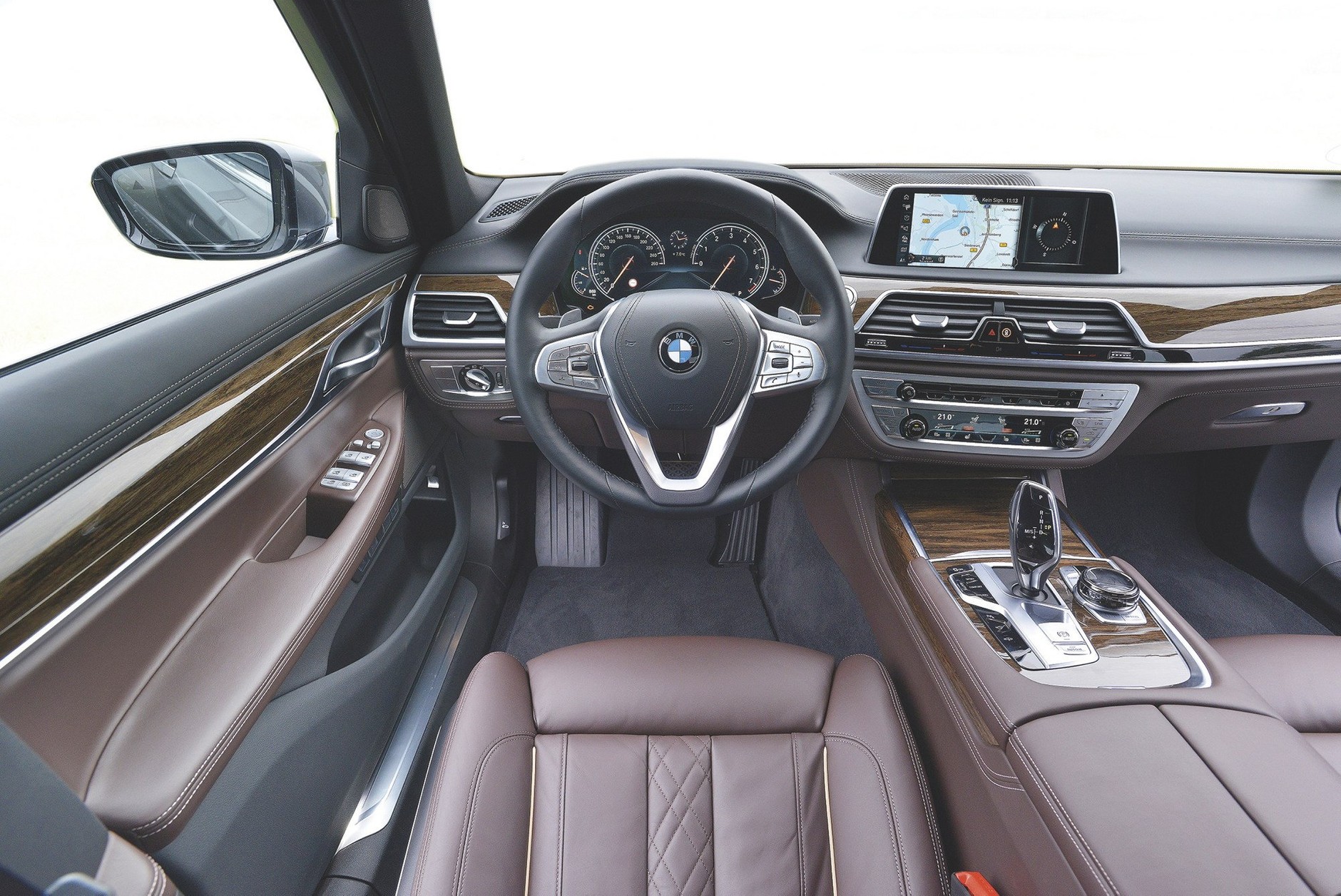 Nowe BMW 750i kontra Audi A8, Mercedes klasy S i Porsche Panamera