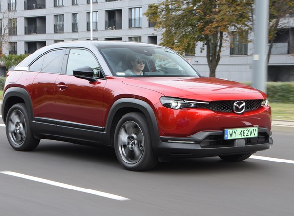 Mazda MX-30 z możliwą usterką. Na wyświetlaczu pojawi się niepokojący komunikat
