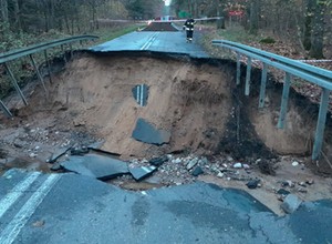 Zerwany most na drodze wojewódzkiej. Wszystko przez bobry