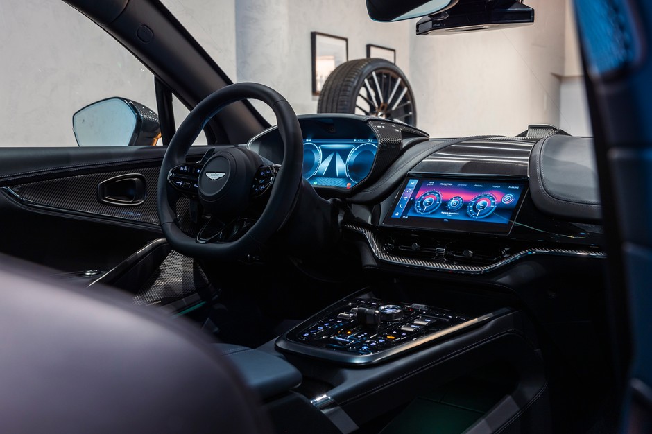 Aston Martin DBX S