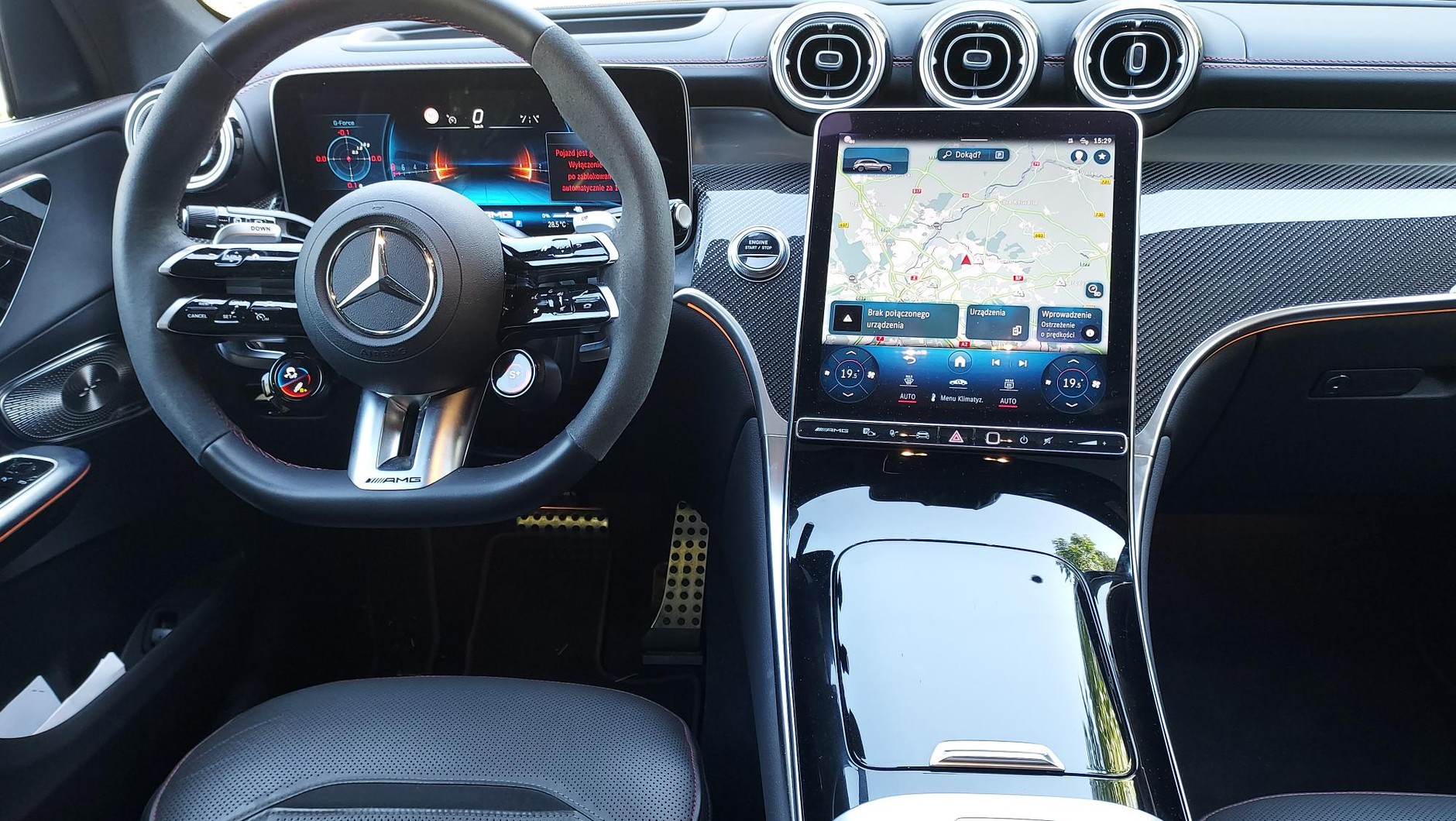 Mercedes AMG GLC 63 E-Performance – kokpit. Środkowy ekran 12,3 cala, za kierowcnicę 11,9 cala.