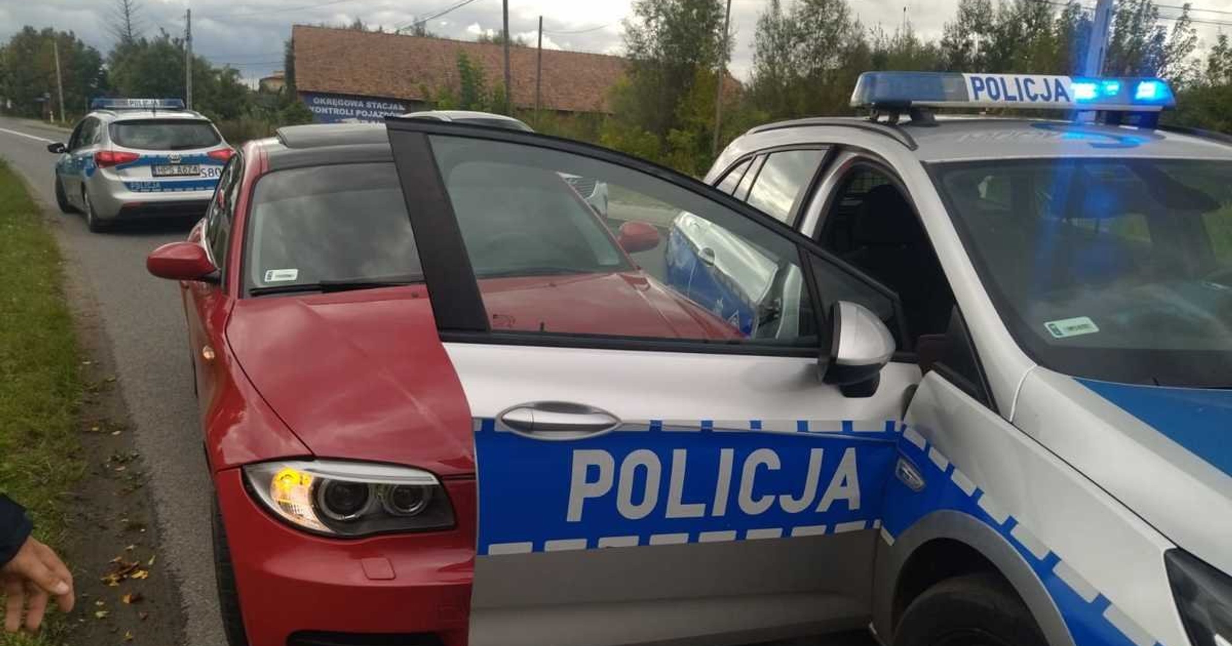 Przez swoją brawurową jazdę uderzył w radiowóz