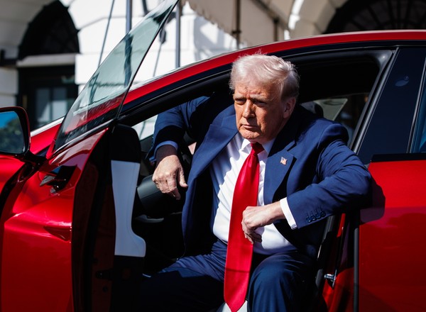 Ustawka pod Białym Domem. Donald Trump pomaga ratować Teslę