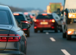Ten błąd może zdenerwować innych kierowców. I kosztować 200 zł Wyjaśniamy, jak używać kierunkowskazów
