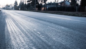 "Czarny lód" na drogach. Jak nie wpaść w poślizg?