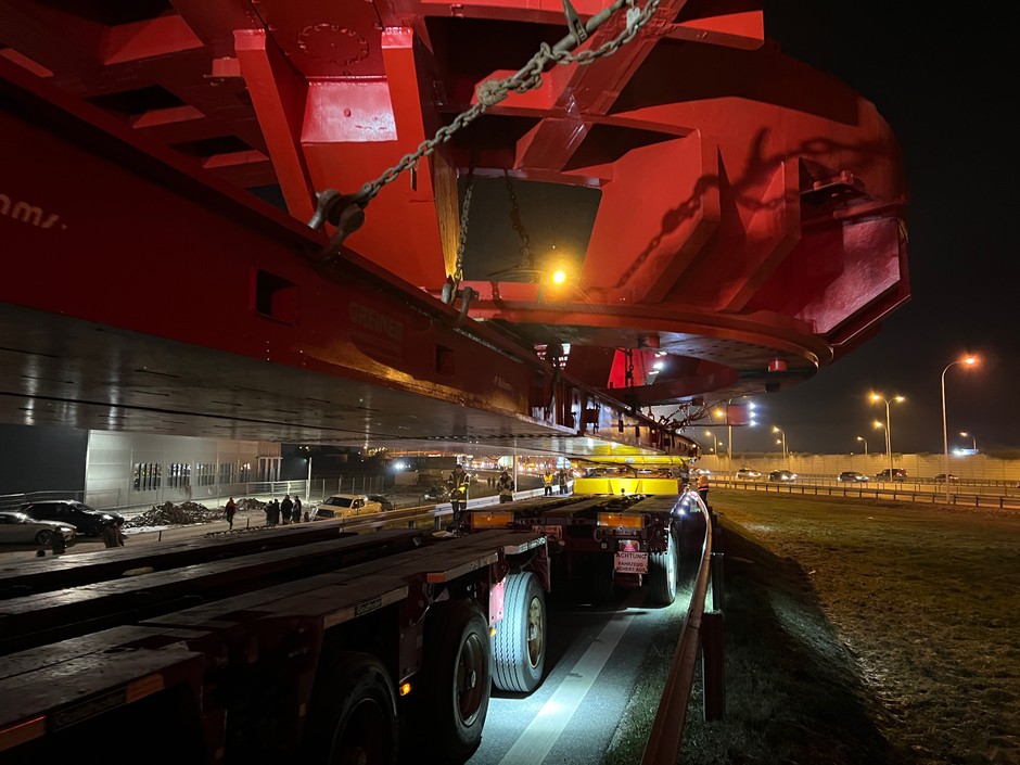 Transport gigantycznej maszyny TBM w Warszawie