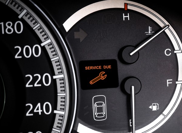 Co oznacza ta ikonka w aucie? Może ostrzegać przed poważnym problemem