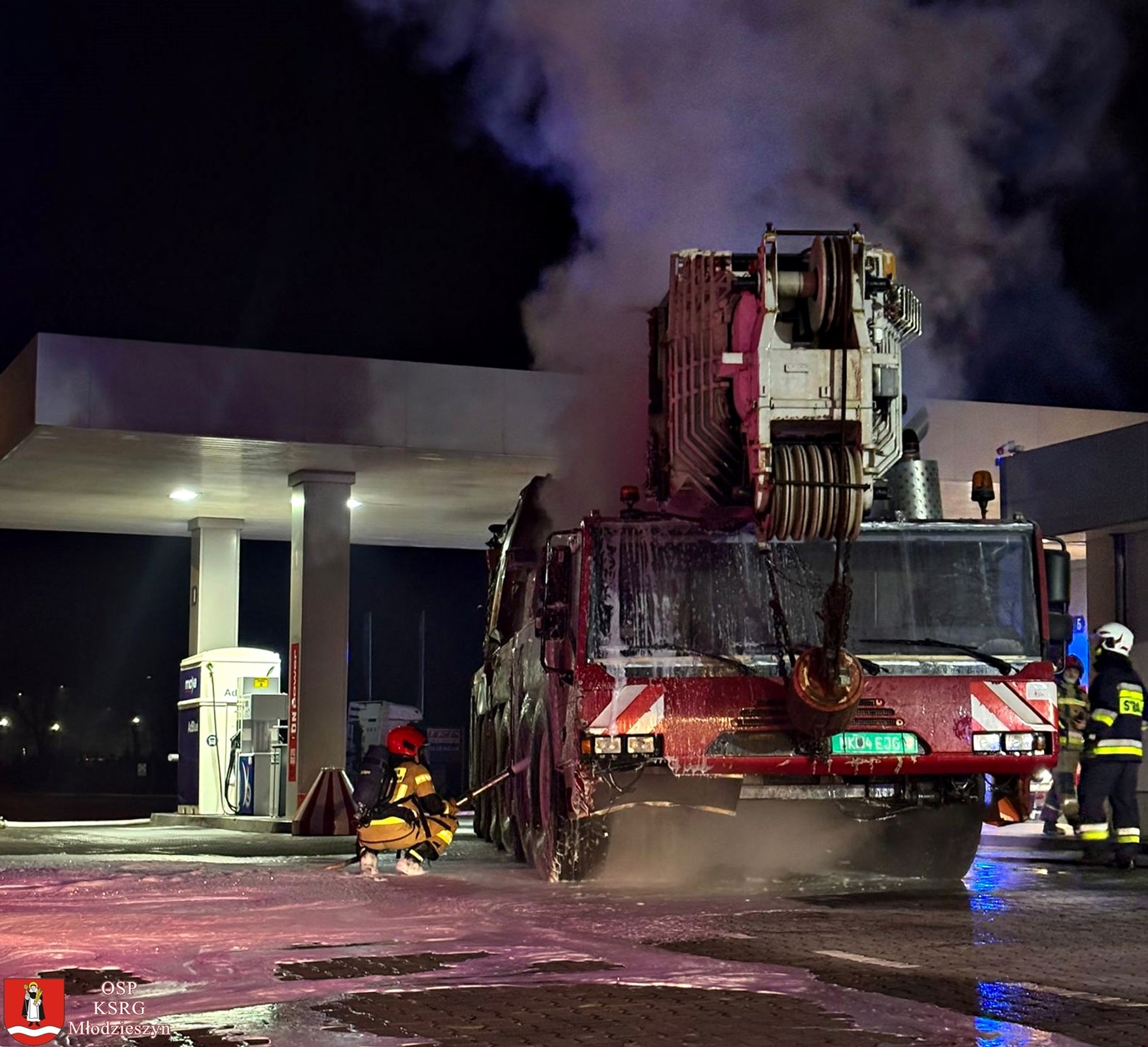 Pożar samojezdnego dźwigu na stacji paliw w Janowie