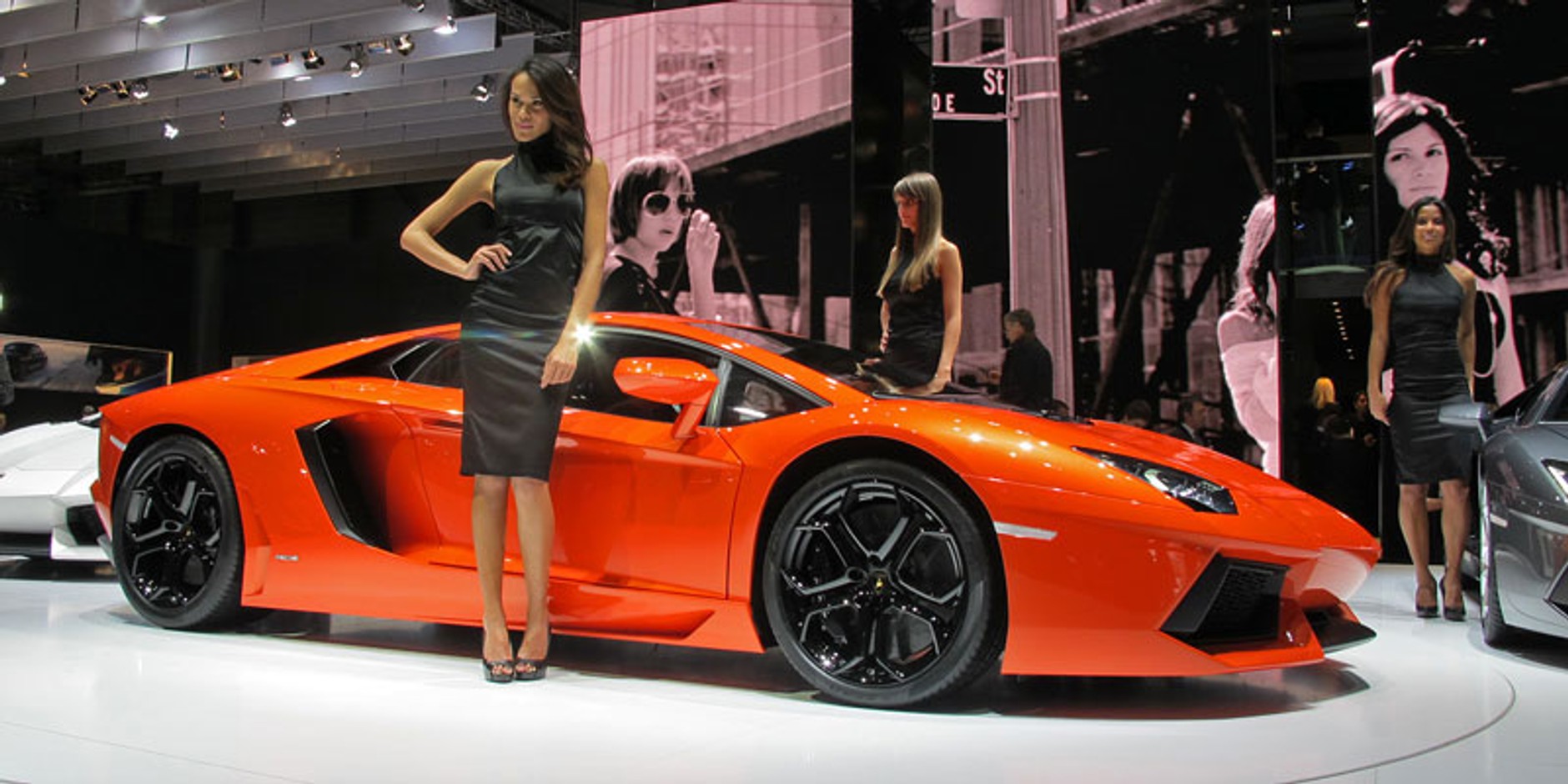 Genewa 2011: dziewczyny i samochody (galeria, wideo)