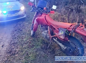 Motocyklista nie zareagował na sygnały policjanta. Sprawdzenie bazy danych wszystko wyjaśniło