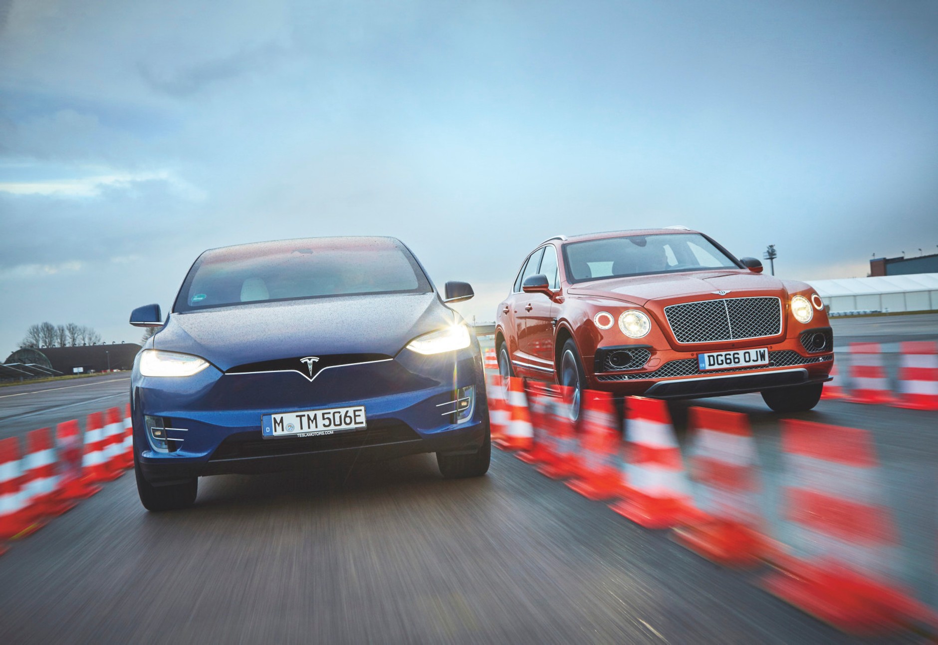 Wolty kontra oktany: Tesla Model X i Bentley Bentayga W12