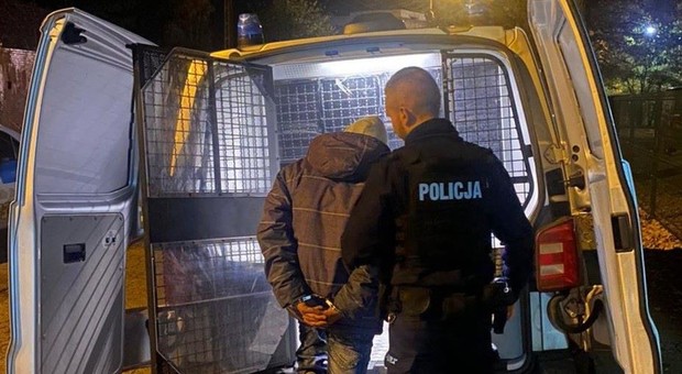Policjanci spojrzeli na kierowcę i ruszyli w pościg. W sumie wystawili mandaty na 5600 zł