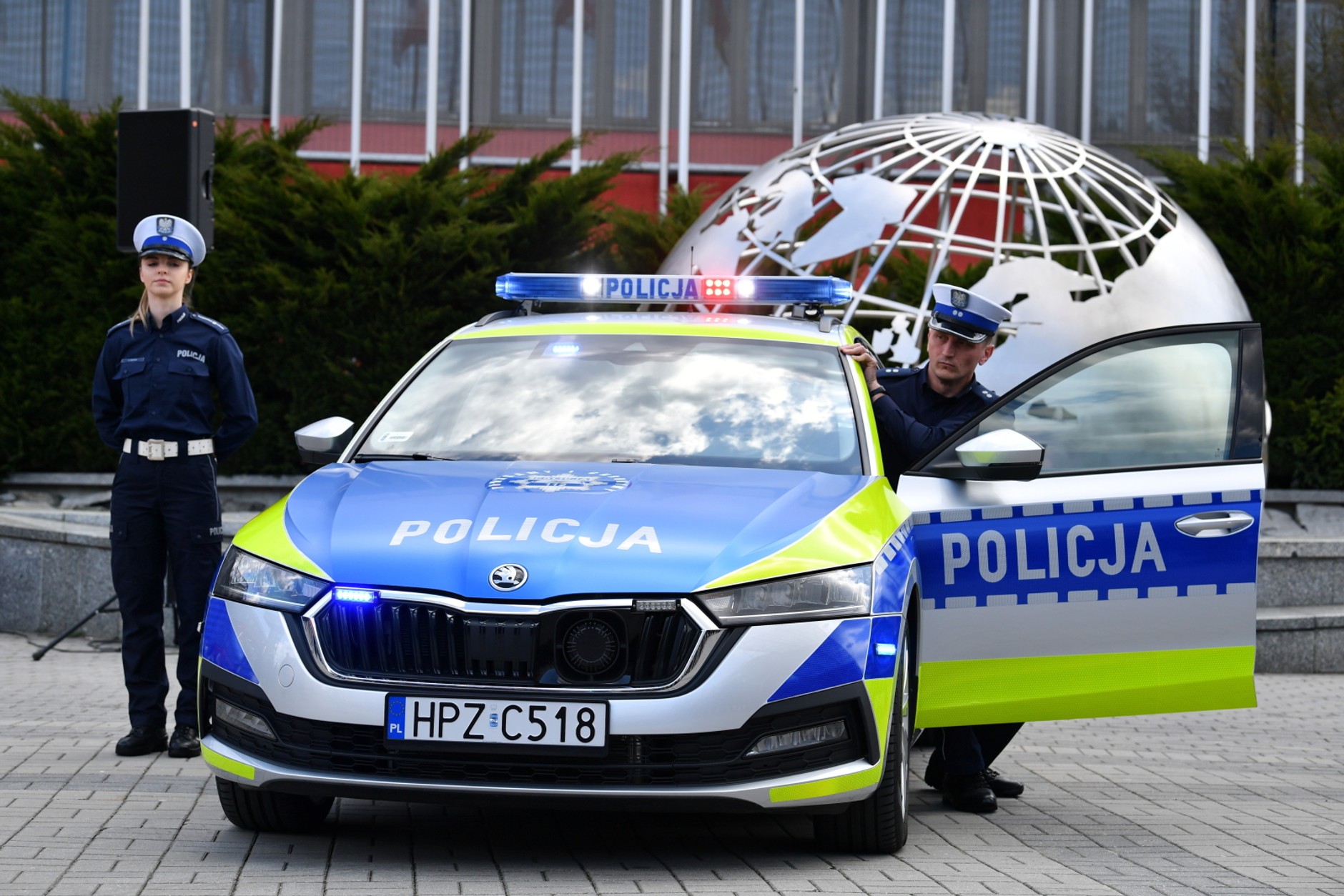 Nowe radiowozy i motocykle polskiej policji
