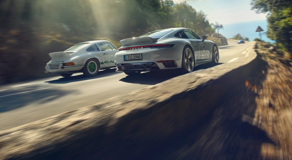 Porsche 911 Sport Classic (992; 2022 r.) i Porsche 911 Carrera RS 2.7 (1972 r, po lewej)