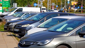 Polacy skarżą się na strefy płatnego parkowania. RPO proponuje zmianę prawa