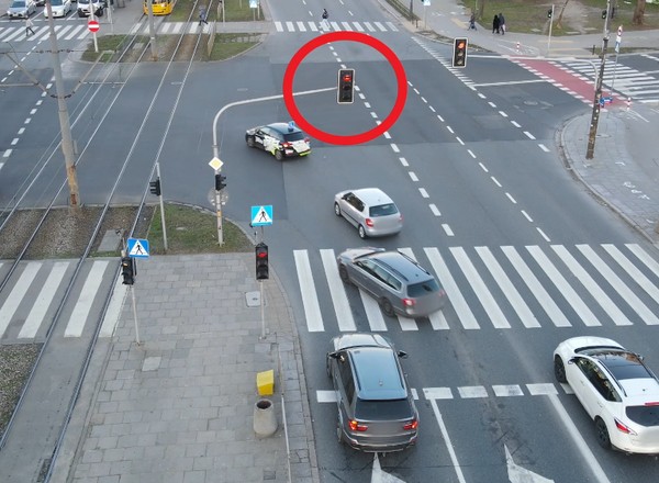 Kierowcy bez skrupułów przyjeżdżali na czerwonym świetle. Tego się nie spodziewali [WIDEO]