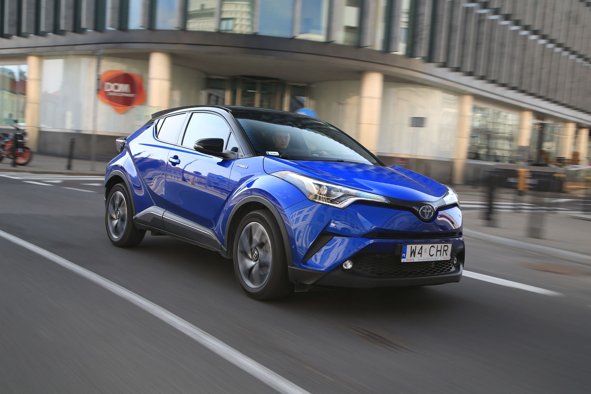 Toyota C-HR Hybrid - dobrze wygląda i jest oszczędna