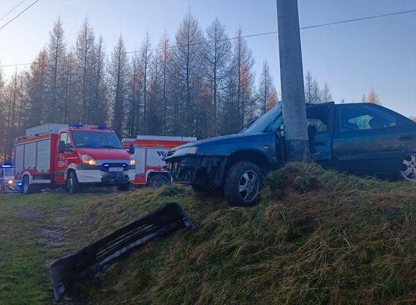 Uderzył w słup energetyczny. "Spieszył się do pracy"
