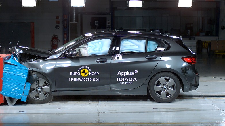 Testy zderzeniowe: BMW serii 1 i serii 3, Peugeota 208 oraz Jeepa Cherokee