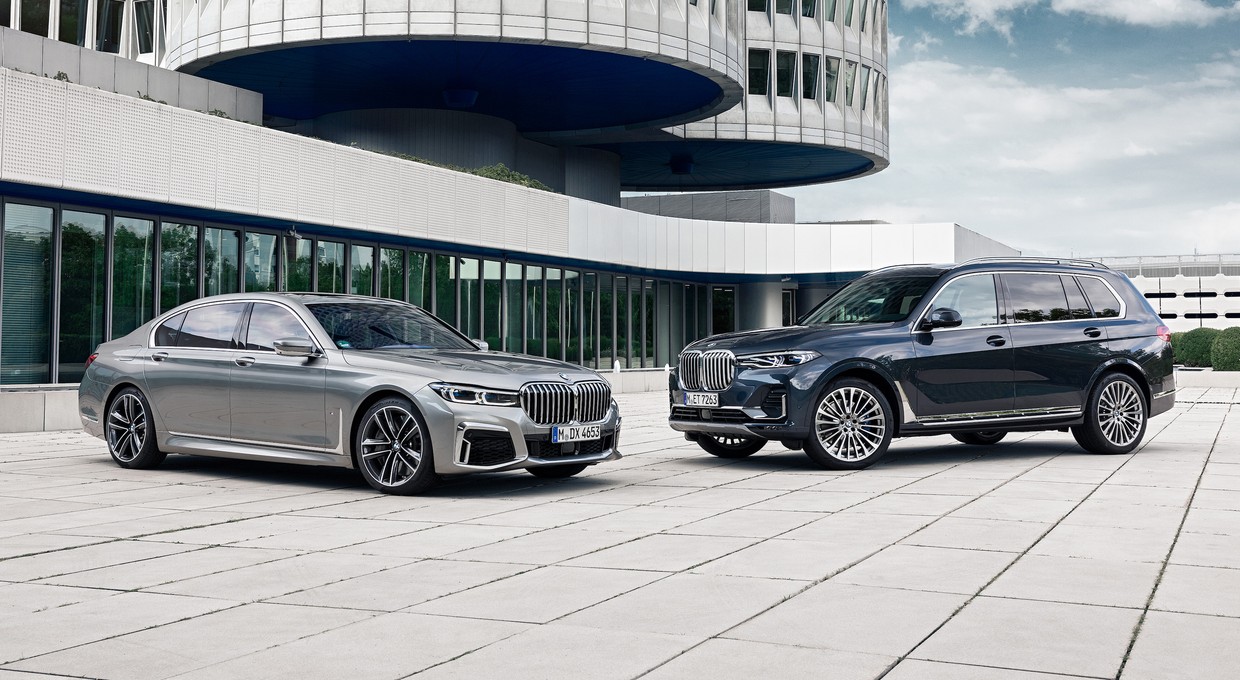 BMW X7 kontra BMW serii 7. Pojedynek na szczycie