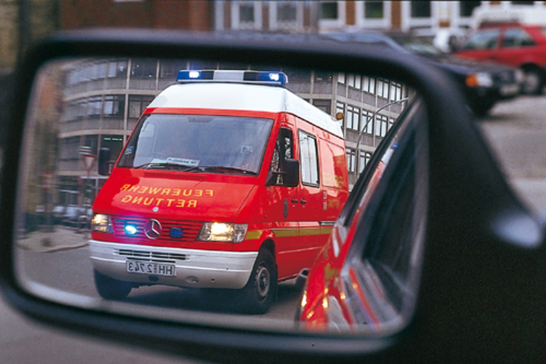 Uwaga! Pojazd uprzywilejowany. Radzimy co robić gdy widzisz niebieskie koguty