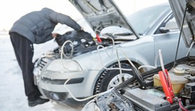 Jeśli rano pożyczałeś prąd, doładuj akumulator jak najszybciej. Może nie przeżyć mroźnej nocy