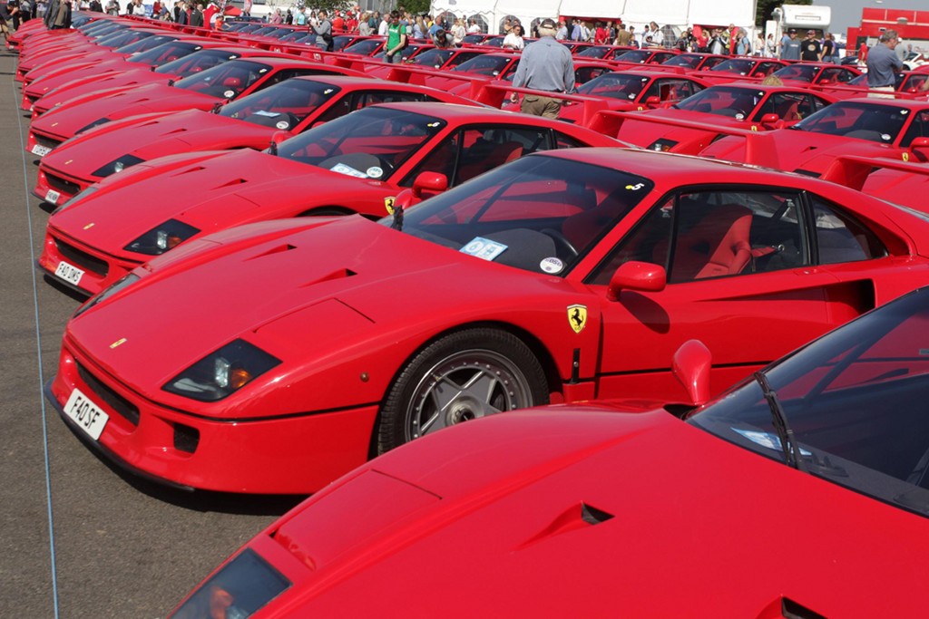 Największa parada Ferrari F40 na Silverstone Classic 2012