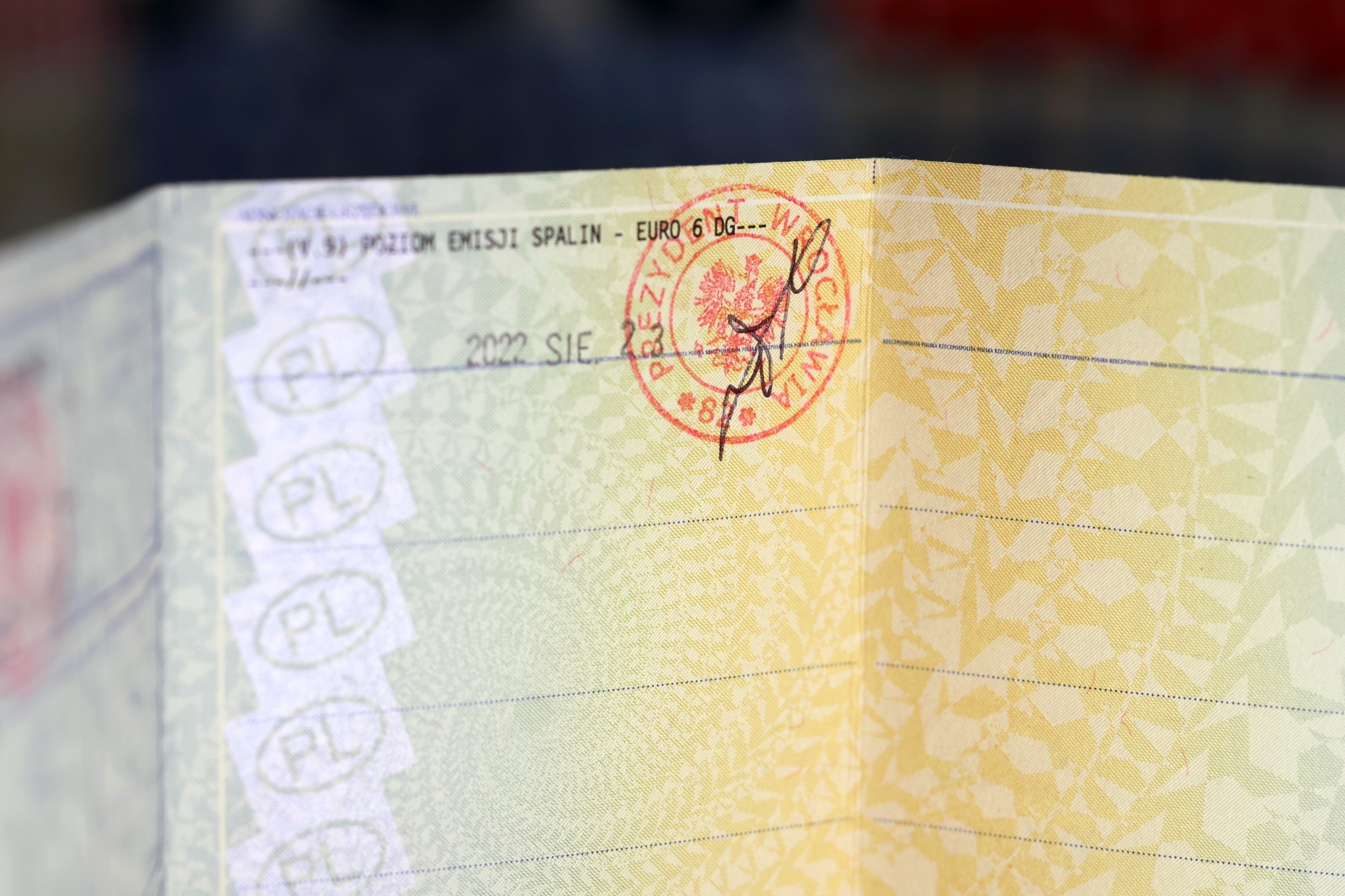 Nie mam miejsca w dowodzie rejestracyjnym na pieczątki przeglądu. Czy można dostać mandat?