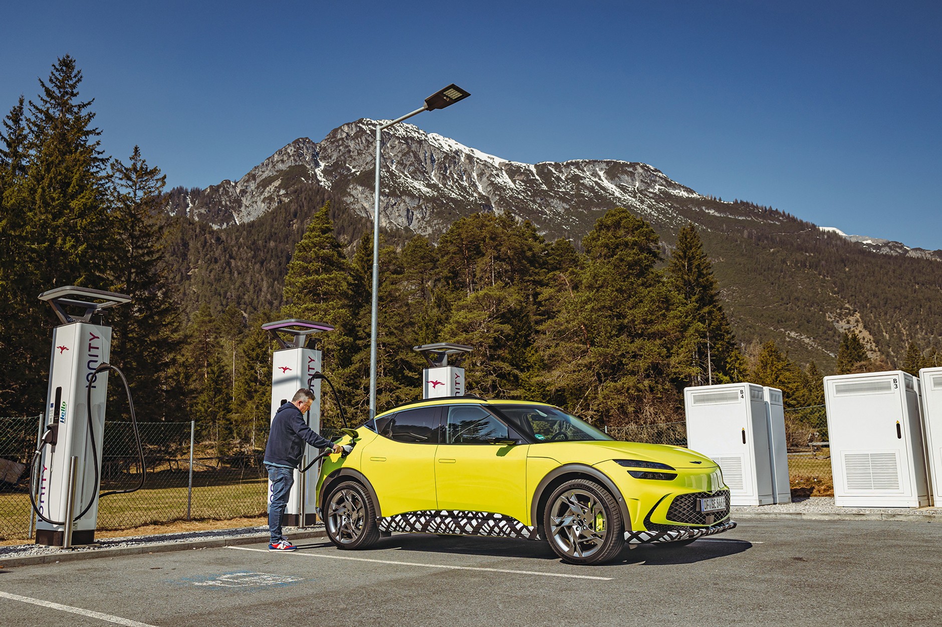 Genesis GV60 w drodze przez Alpy