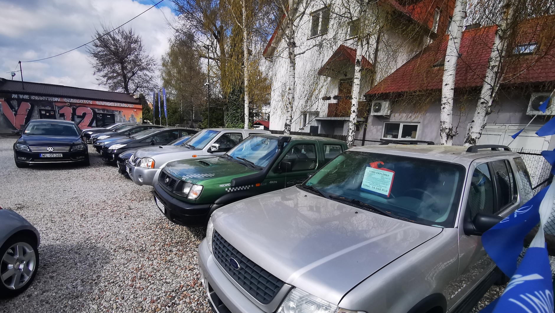 Na pierwszym planie Ford Explorer rocznik 2002