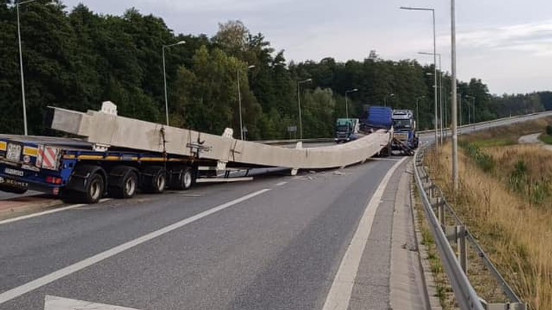 Dźwigar mostu spadł z ciężarówki na DK 50