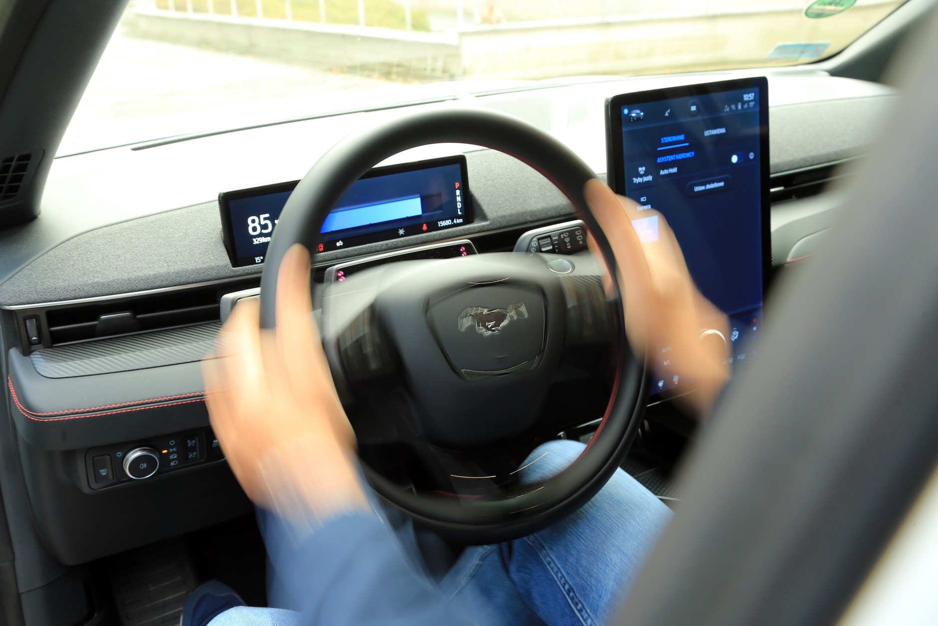 Ford Mustang Mach-E 98 kWh AWD 2022 charakteryzuje się sportowym prowadzeniem.