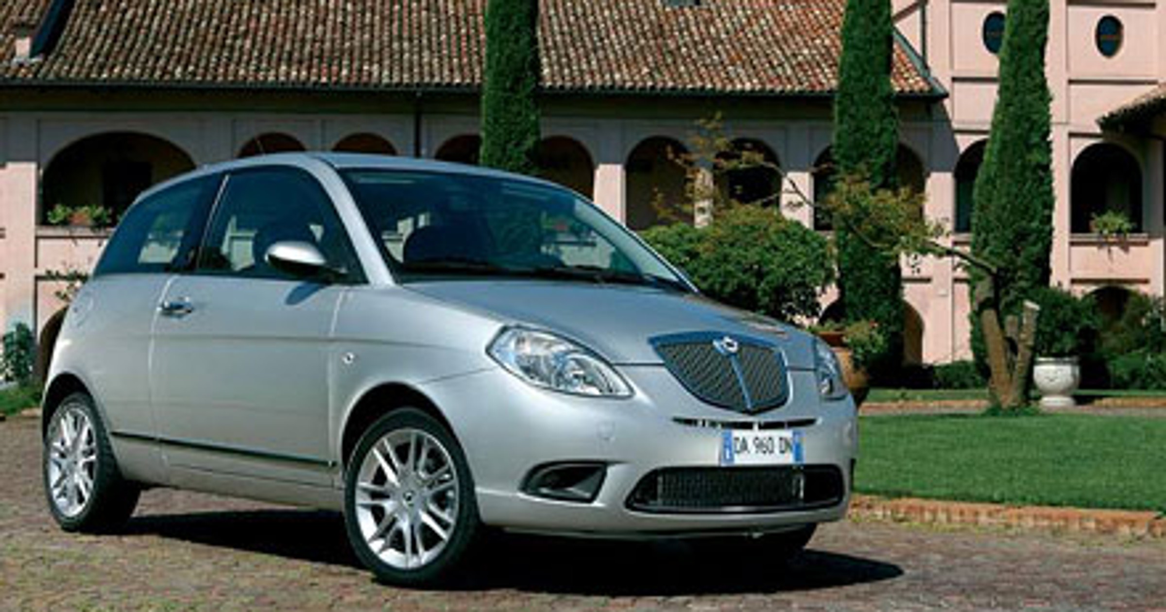 Lancia uczci w Paryżu stulecie marki nowym modelem Ypsilon