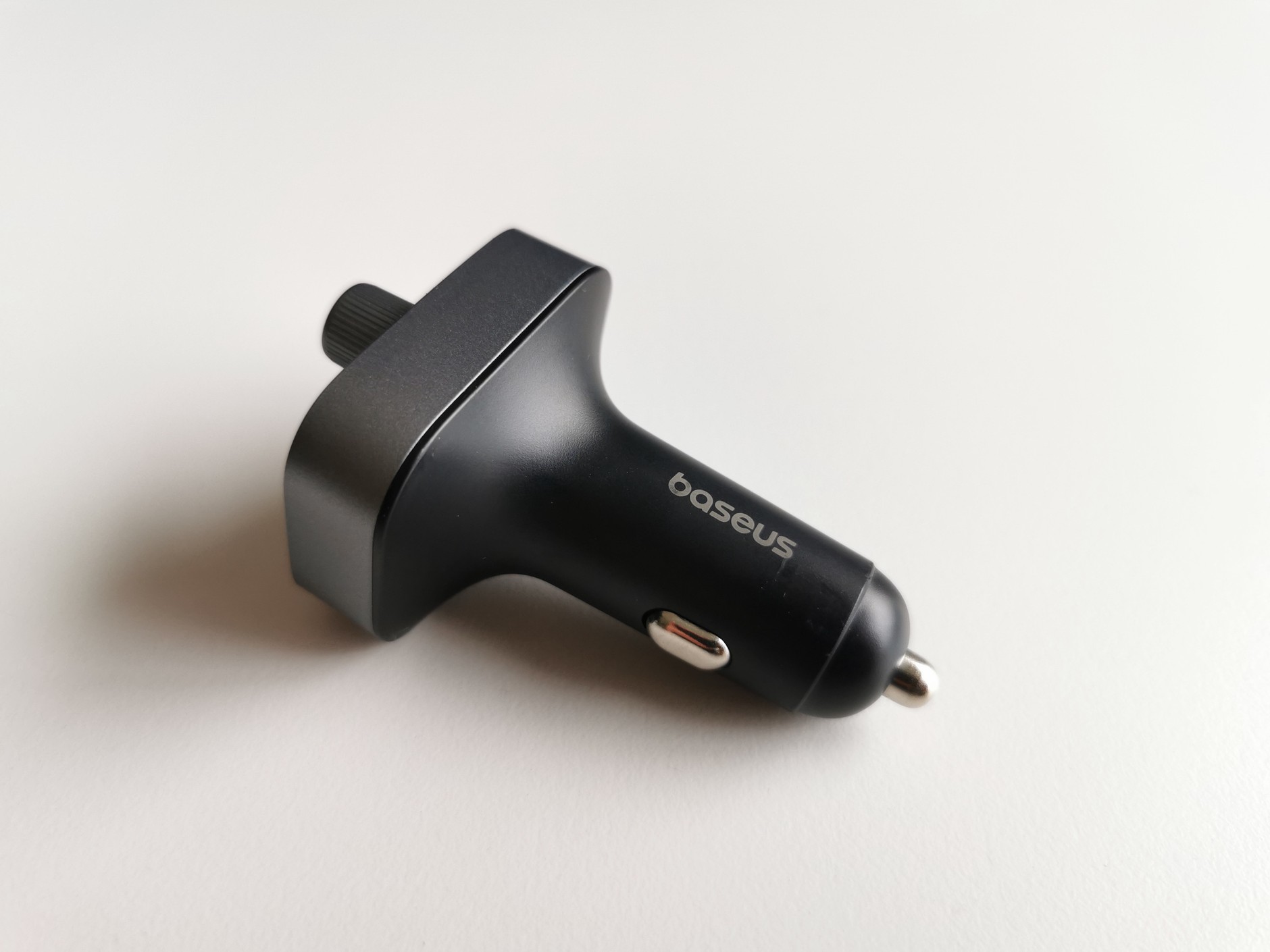 Samochodowy transmiter FM – to typowe – zasilany jest z gniazda zapalniczki