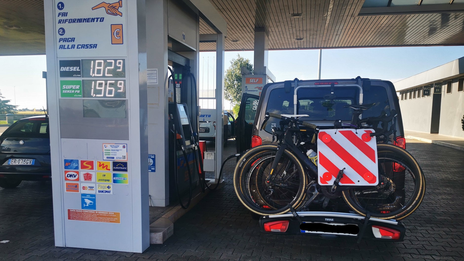 Tankowanie na włoskiej stacji przy autostradzie